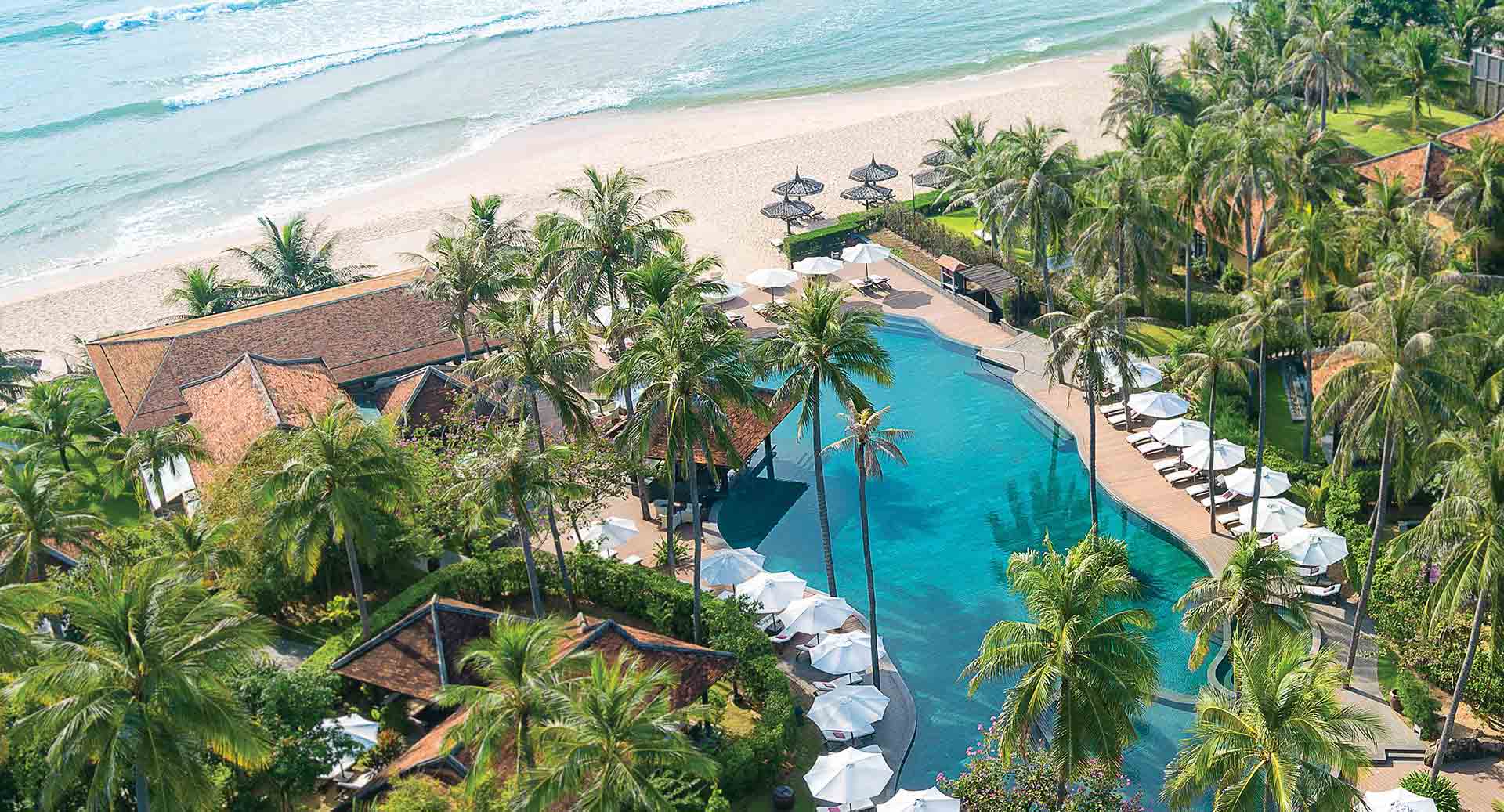 https://assets.minorhotels.com/image/upload/q_auto%2Cf_auto%2Cc_limit%2Cw_1920/media/minor/anantara/images/anantara-mui-ne-resort/gallery/overview/anantara_mui_ne_arialview_01_1920x1037.jpg