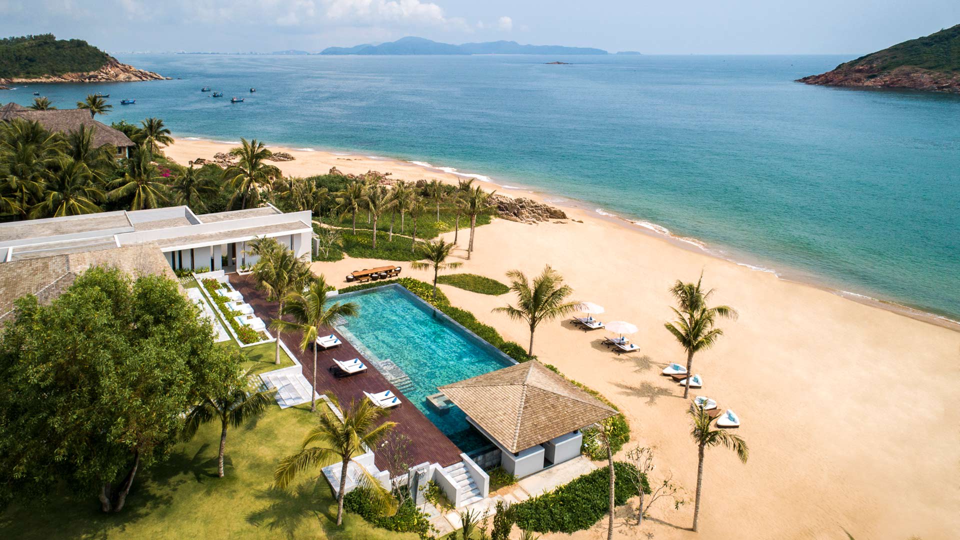 https://assets.minorhotels.com/image/upload/q_auto%2Cf_auto/media/minor/anantara/images/anantara-quy-nhon-villas/the-resort/anantara_quy_nhon_villas_desktop_banner_1920x1080.jpg