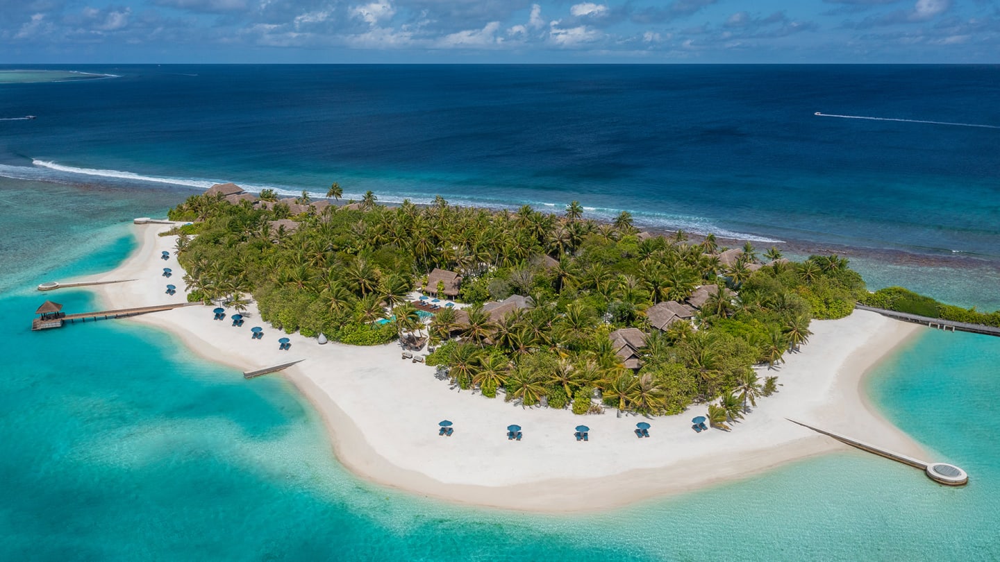 https://assets.minorhotels.com/image/upload/q_auto,f_auto/media/minor/anantara/images/naladhu-private-island-maldives/the-resort/nldh_aerial_1920x1080.png
