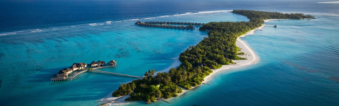 https://assets.minorhotels.com/image/upload/q_auto,f_auto/media/minor/anantara/images/niyama/the-resort/natures-playground-niyamapriavteislands1920x600.jpg