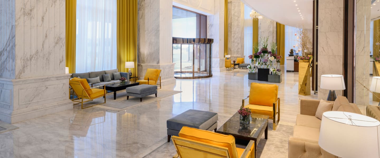 https://assets.minorhotels.com/image/upload/q_auto,f_auto/media/minor/nh/images/vyra-suites-nh-collection-doha/banner/nsvd_lobby_longshot.jpg