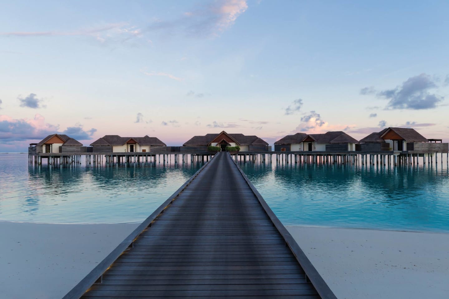 https://assets.minorhotels.com/image/upload/q_auto,f_auto/media/minor/niyama/images/pniy/accomodation/niyama_header_banner_1920x1280_2.jpg
