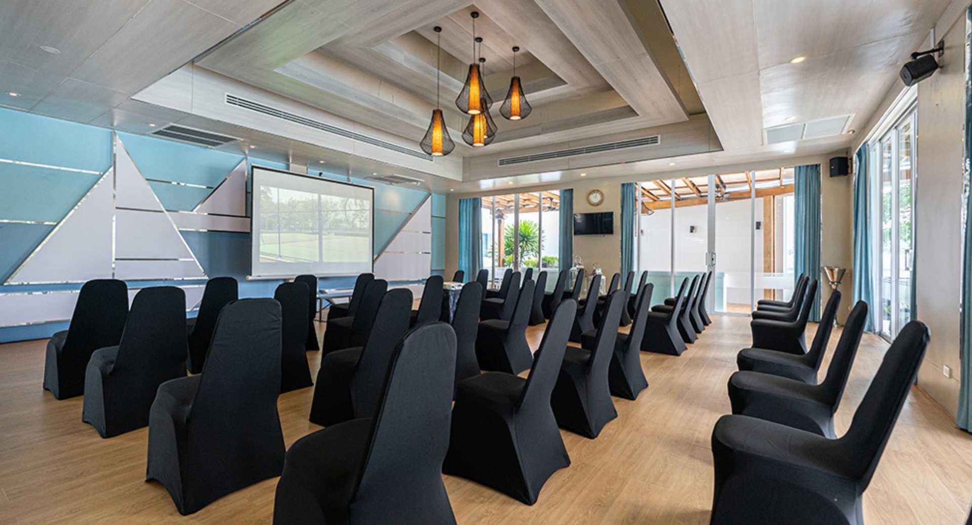 Meeting room at NH Boat Lagoon Phuket with classroom-style seating for corporate events