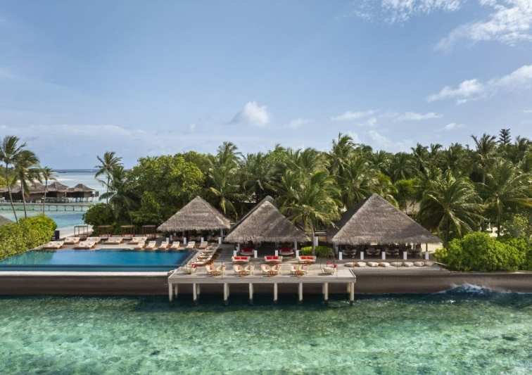 Exterior view of the Dhoni Bar at Anantara Veli Maldives Resort