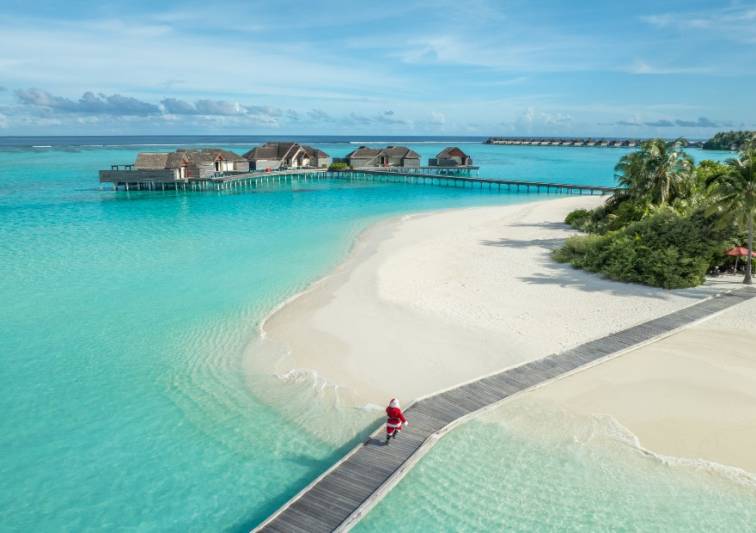 Chrstimas and New Year in the Maldives - Santa at the arrival jetty of Niyama Private Islands Maldives