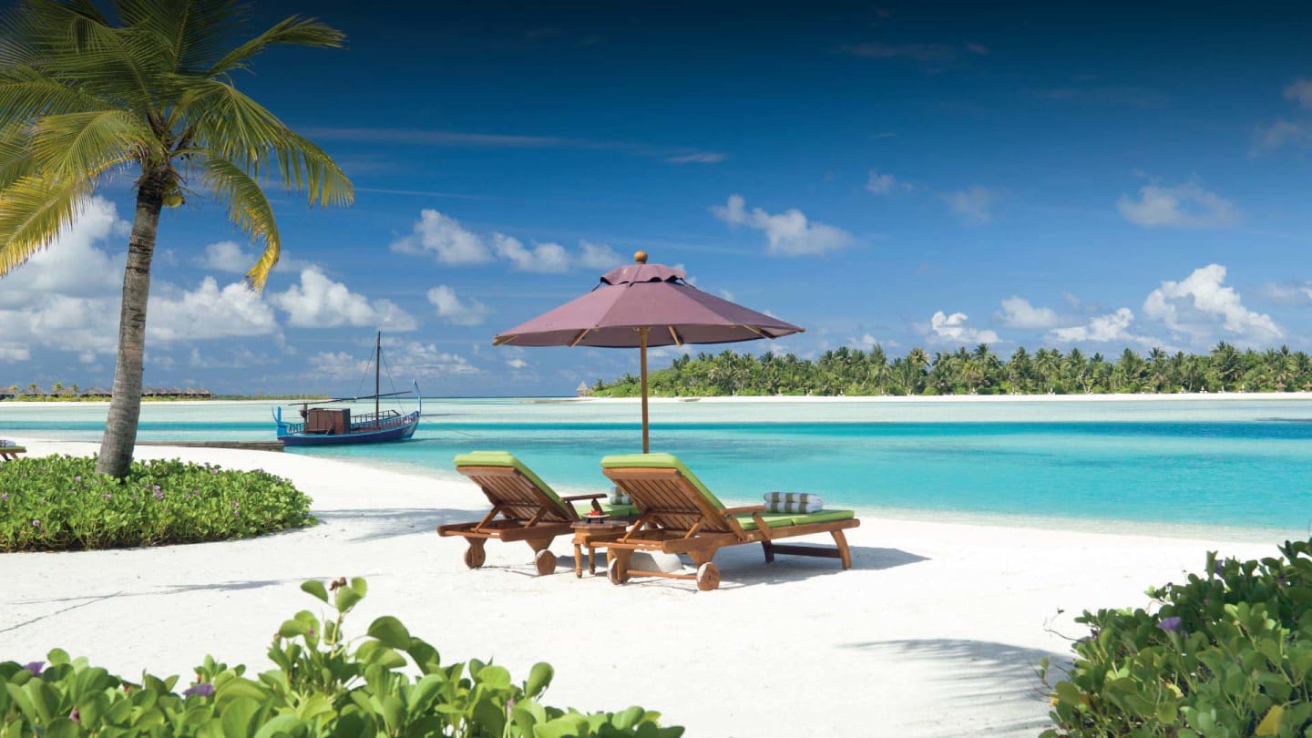 https://assets.minorhotels.com/image/upload/q_auto,f_auto/media/minor/anantara/images/naladhu-private-island-maldives/the-resort/desktop-banner/naladhu_private_island_beach_and_lagoon_header_1920x1080.jpg
