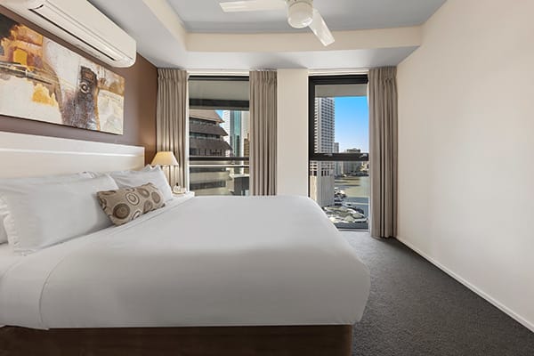 2 bedroom apartment with ceiling fan and comfortable bed at Oaks Felix hotel in Brisbane on Brisbane River