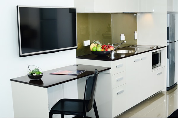 Best air conditioned hotels Gladstone studio apartment with desk for corporate travellers to do work while visiting Gladstone on business